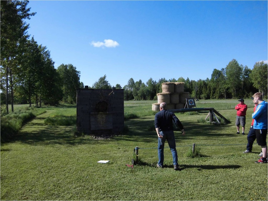 Vår värd vissar prov på att kasta yxa